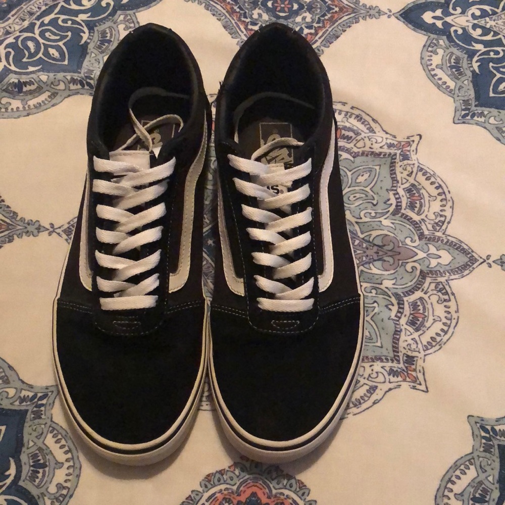 Men black and white vans